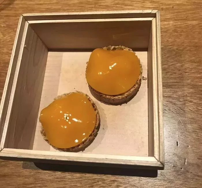 朋友帶我去號稱全世界最好的一家餐廳,一頓飯要1萬8000元,當兩顆水煮蛋被拿出來時,我已經瀕臨崩潰....!