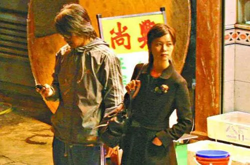 周星馳最愛的女伴,願為星爺生娃,卻一生坎坷破產耳聾,患癌去世留遺憾!
