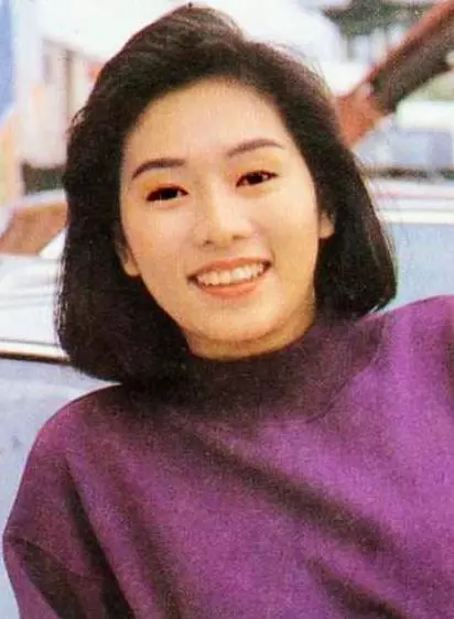 周星馳最愛的女伴,願為星爺生娃,卻一生坎坷破產耳聾,患癌去世留遺憾!