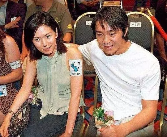 周星馳最愛的女伴,願為星爺生娃,卻一生坎坷破產耳聾,患癌去世留遺憾!