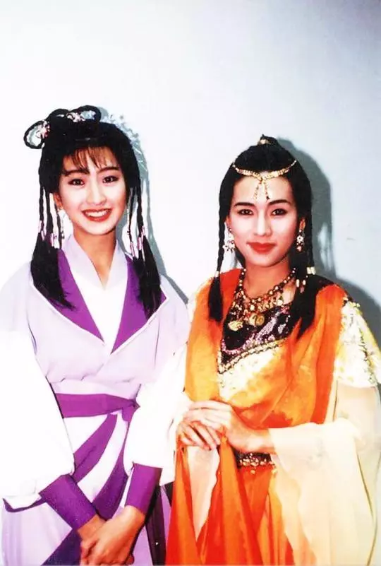 周星馳最愛的女伴,願為星爺生娃,卻一生坎坷破產耳聾,患癌去世留遺憾!