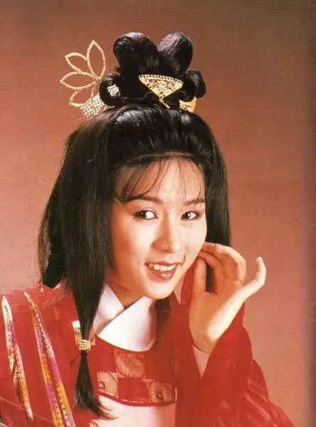 周星馳最愛的女伴,願為星爺生娃,卻一生坎坷破產耳聾,患癌去世留遺憾!