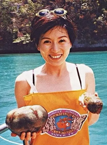 周星馳最愛的女伴,願為星爺生娃,卻一生坎坷破產耳聾,患癌去世留遺憾!