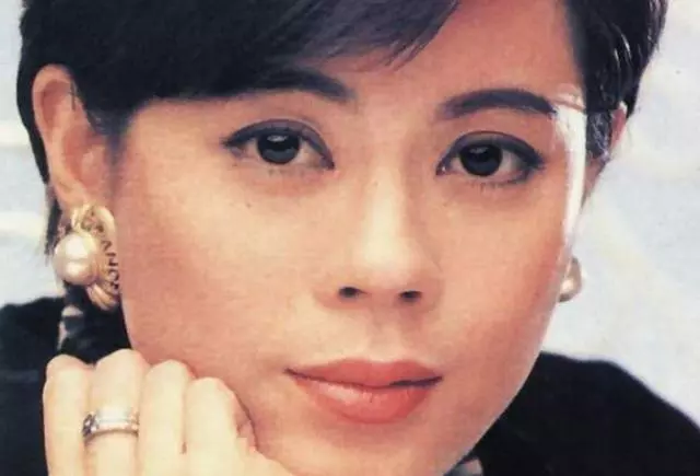 紅極一時因墜馬過氣,與相戀11年男友分手後單身至今,53歲仍凍齡!
