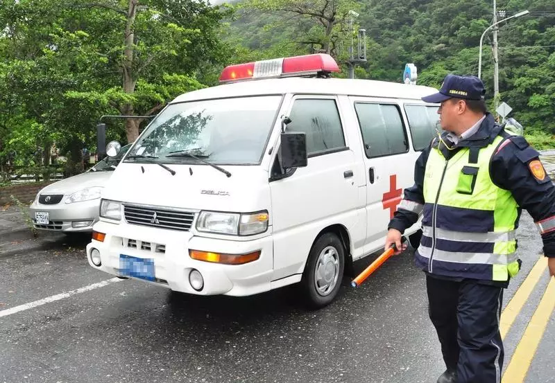 他的愛車「被救護車撞成廢鐵」氣炸討261萬國賠!法官:「一毛都不用賠!」