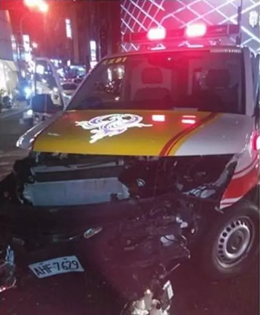 他的愛車「被救護車撞成廢鐵」氣炸討261萬國賠!法官:「一毛都不用賠!」