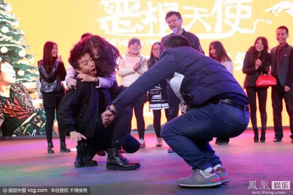 明星們發布會上的意外:吳佩慈竟發生這樣的事情!最後一張更扯!快看再不看就要被刪了!