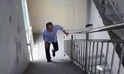骨科醫生從不做這件事,太傷膝蓋!學會一招,膝蓋壽命增10年,學起來!