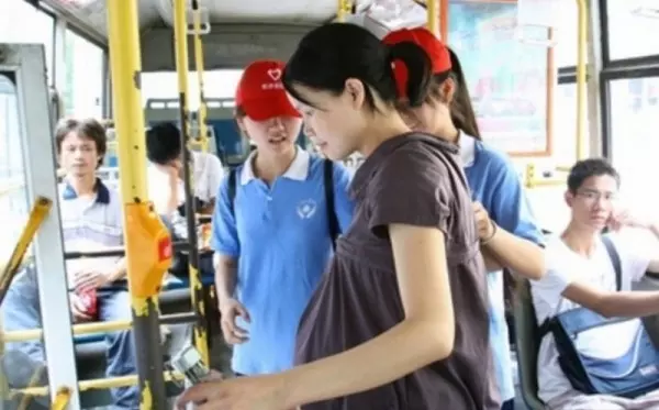 孕婦坐公車,一名阿伯坐她旁邊。突然他問:「幾歲了,何時要生?」接下來發生的事讓她毛骨悚然...