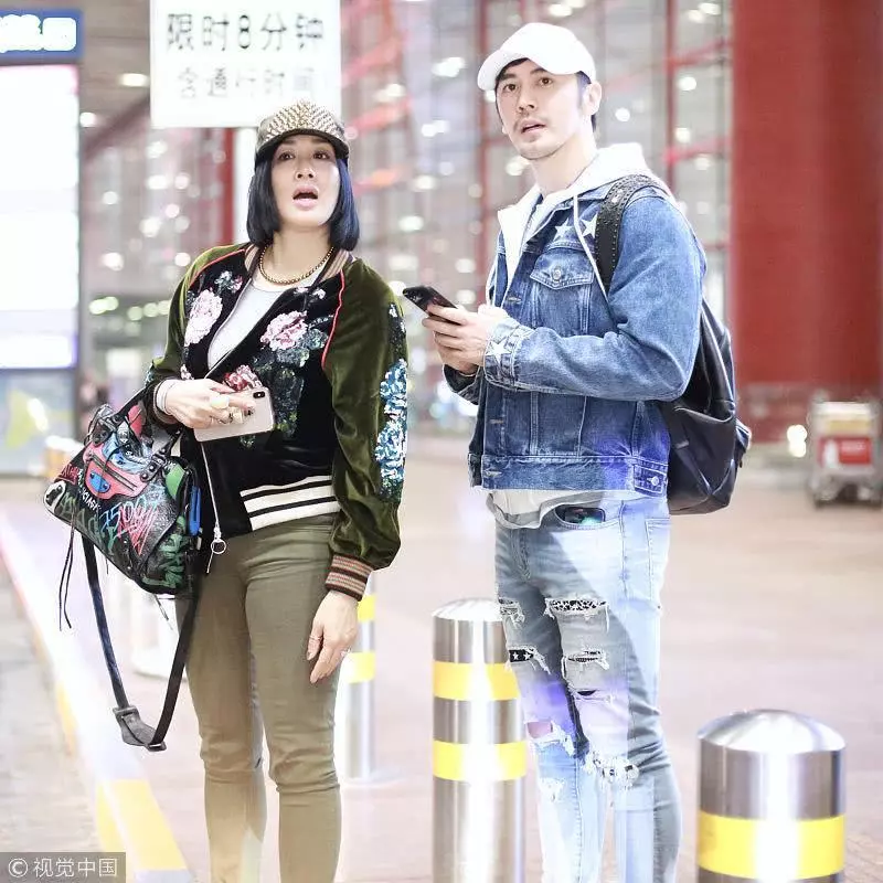 48歲鐘麗緹與老公張倫碩近照曝光,網友:真像兒子和媽!