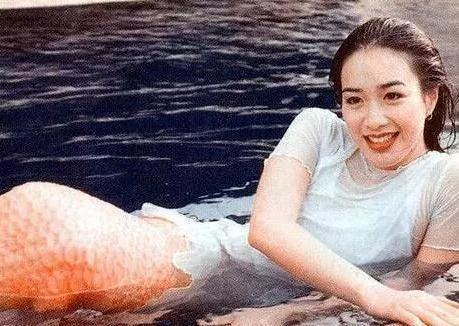 48歲鐘麗緹與老公張倫碩近照曝光,網友:真像兒子和媽!