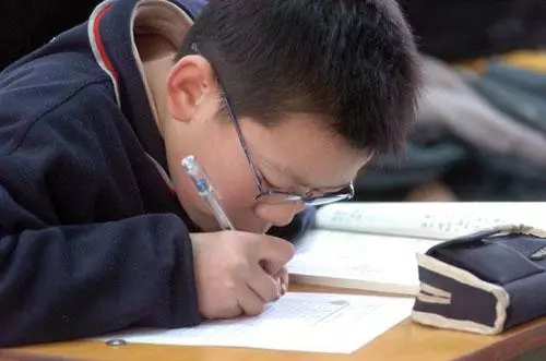 孩子近視度數瘋漲不僅僅是手機造成的,跟這4大因素有關係,很多家長都忽視了