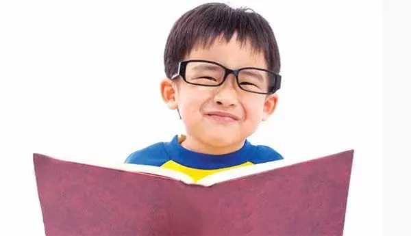孩子近視度數瘋漲不僅僅是手機造成的,跟這4大因素有關係,很多家長都忽視了