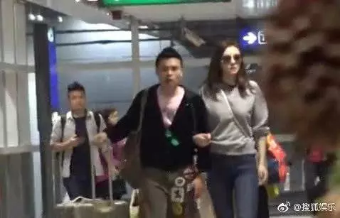 【暴脾氣爆發】熊黛林在機場被老公惹怒,暴脾氣發作竟抬腿就是一腳!網友: 難怪郭富城受不了