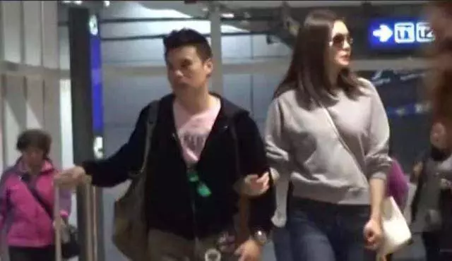 【暴脾氣爆發】熊黛林在機場被老公惹怒,暴脾氣發作竟抬腿就是一腳!網友: 難怪郭富城受不了