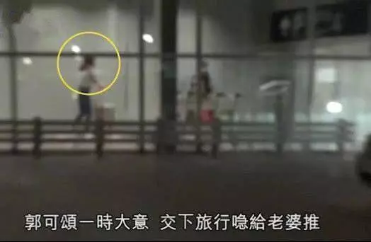 【暴脾氣爆發】熊黛林在機場被老公惹怒,暴脾氣發作竟抬腿就是一腳!網友: 難怪郭富城受不了