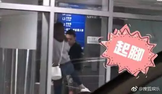 【暴脾氣爆發】熊黛林在機場被老公惹怒,暴脾氣發作竟抬腿就是一腳!網友: 難怪郭富城受不了