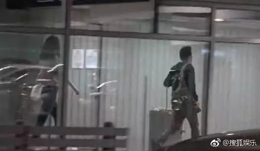 【暴脾氣爆發】熊黛林在機場被老公惹怒,暴脾氣發作竟抬腿就是一腳!網友: 難怪郭富城受不了