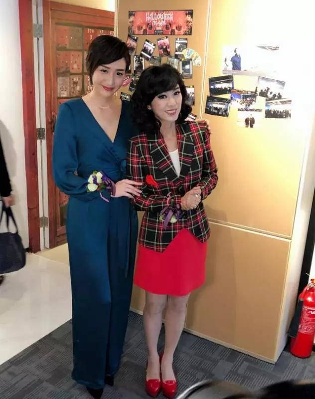 被米雪驚艷到了,燙波波頭卷髮減齡了十來歲,網友:早該選這款髮型了~