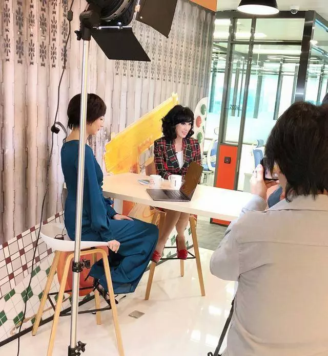 被米雪驚艷到了,燙波波頭卷髮減齡了十來歲,網友:早該選這款髮型了~