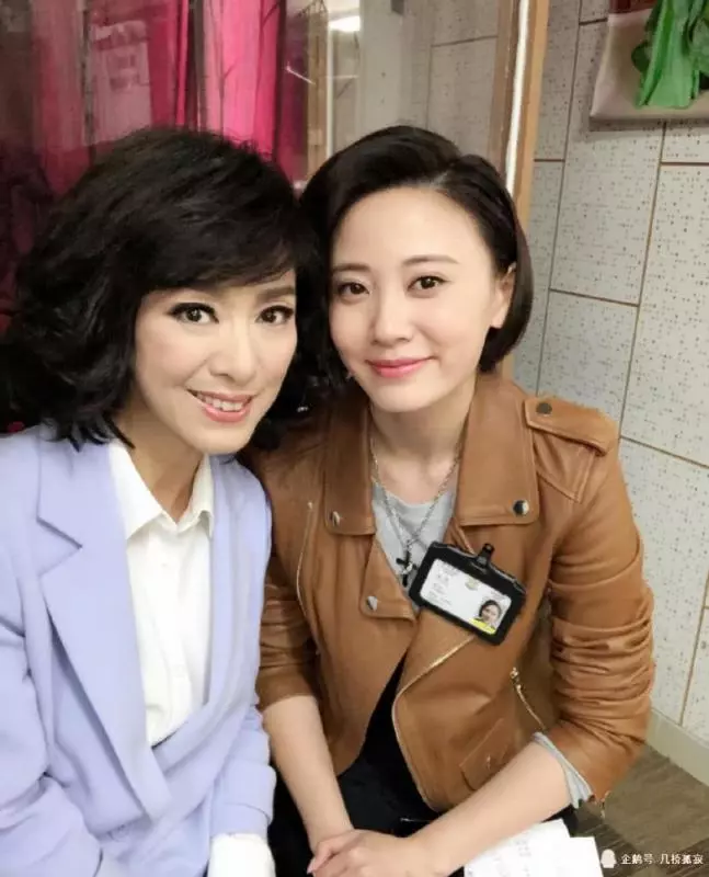 被米雪驚艷到了,燙波波頭卷髮減齡了十來歲,網友:早該選這款髮型了~
