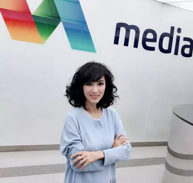 被米雪驚艷到了,燙波波頭卷髮減齡了十來歲,網友:早該選這款髮型了~