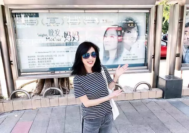 被米雪驚艷到了,燙波波頭卷髮減齡了十來歲,網友:早該選這款髮型了~