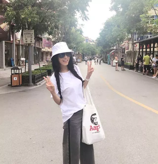 被米雪驚艷到了,燙波波頭卷髮減齡了十來歲,網友:早該選這款髮型了~