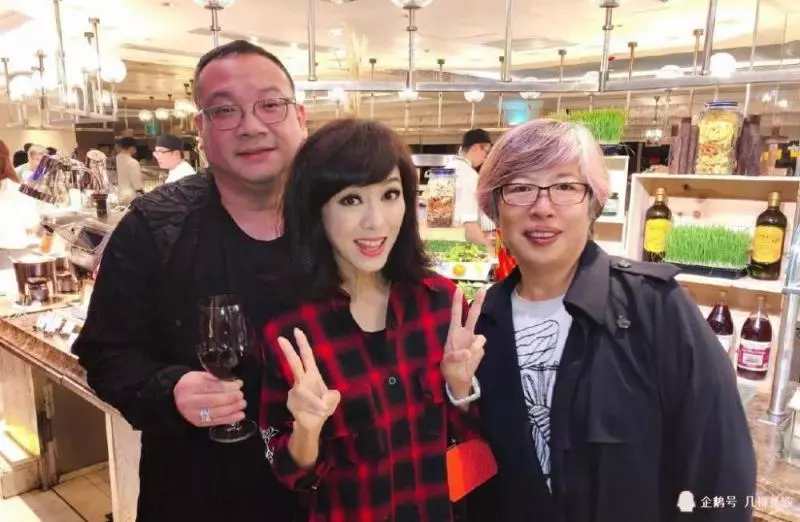 被米雪驚艷到了,燙波波頭卷髮減齡了十來歲,網友:早該選這款髮型了~