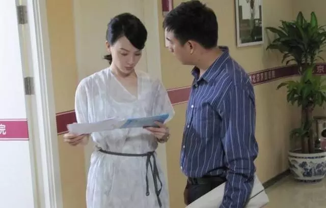 小姑子來家做客,老公讓我去買菜,拎著菜回家,推開門我愣住