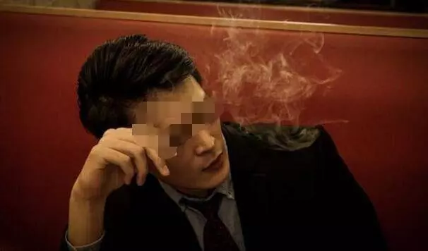 被解僱他瞞女友當快餐員,去別墅給客人送餐,開門卻見女友....