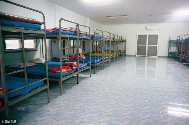 兒子住校,母親託夢兒子出了意外,父親去看望打開宿舍門,癱地