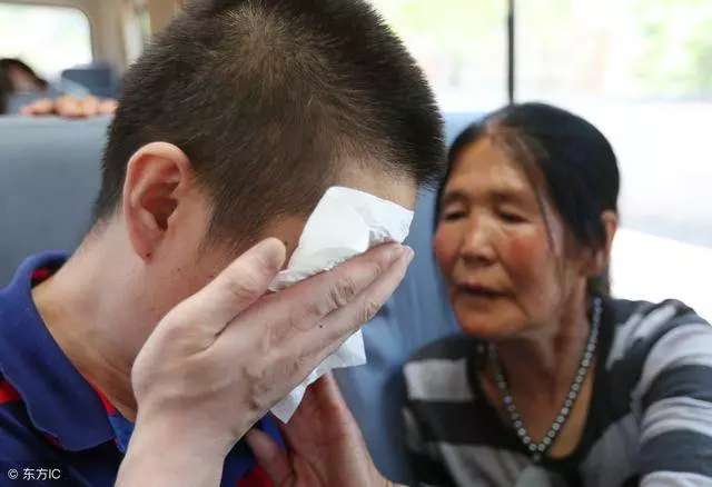 兒子住校,母親託夢兒子出了意外,父親去看望打開宿舍門,癱地