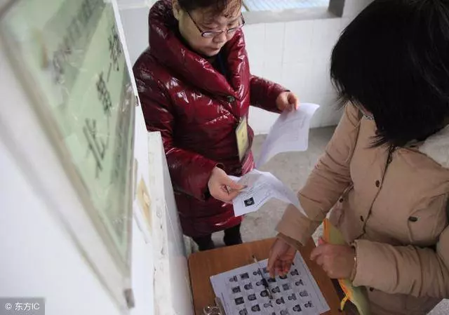 父母去世後,村民說老屋還有人住,小伙納悶,推開門後跪地痛哭