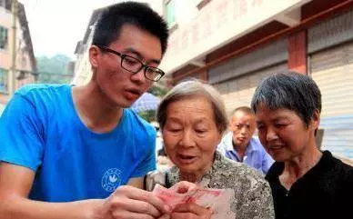父母去世後,村民說老屋還有人住,小伙納悶,推開門後跪地痛哭