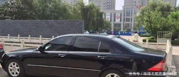 女孩幫助賣菜奶奶,每次多給零錢,直到奶奶坐上豪車,女孩笑了