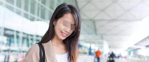 女孩幫助賣菜奶奶,每次多給零錢,直到奶奶坐上豪車,女孩笑了