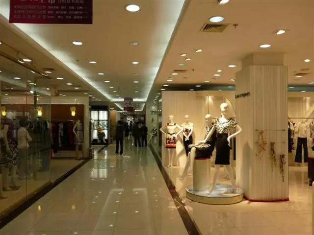 婆婆生日帶她去商場買衣服,她看中一件大衣,刷卡後我選擇離婚!