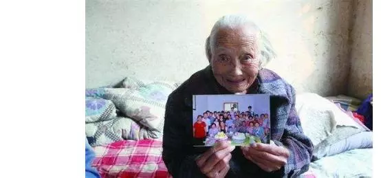 婆婆生病,親生兒女不管不顧,他們異口同聲的一句話,讓我笑了