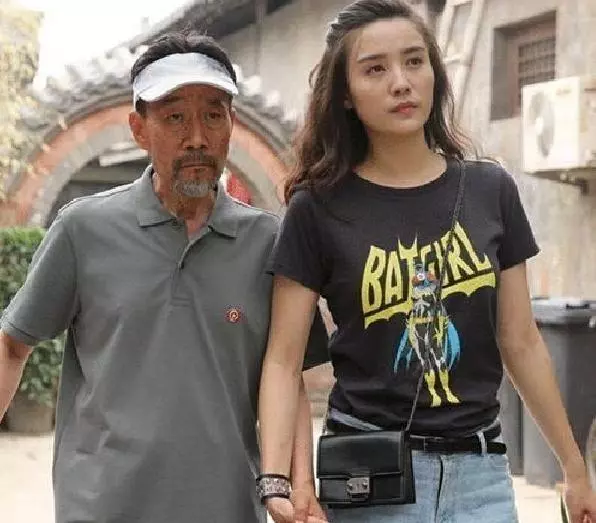 老人去世留下遺囑讓子女還債,只有女兒還了,得到一個箱子她哭了