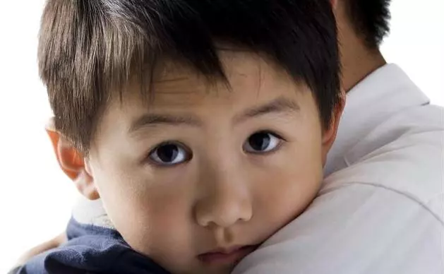 前妻逼我離婚後拋下兒子走了 毫無音訊 三年後門口跪著一個人