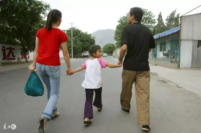 女兒,你老公死了賠了很多錢吧,拿出來給你弟弟買房吧