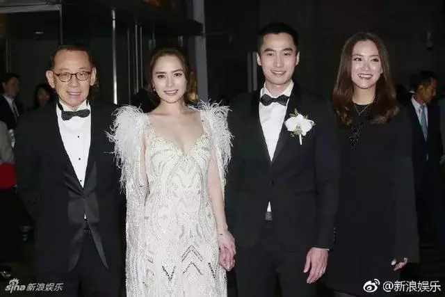 47歲袁詠儀長髮不輸小20歲的吳千語,網友:靚靚不是白叫的,真的美!