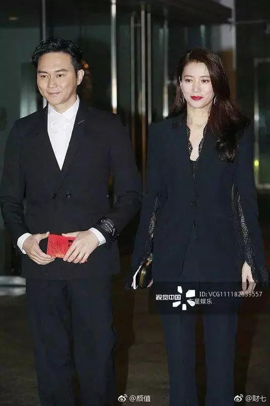 47歲袁詠儀長髮不輸小20歲的吳千語,網友:靚靚不是白叫的,真的美!