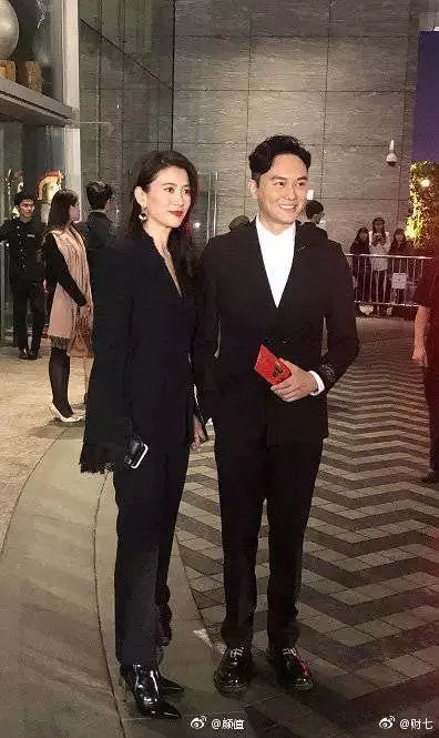 47歲袁詠儀長髮不輸小20歲的吳千語,網友:靚靚不是白叫的,真的美!