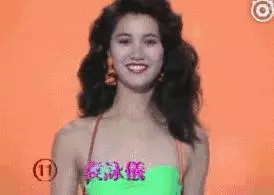 47歲袁詠儀長髮不輸小20歲的吳千語,網友:靚靚不是白叫的,真的美!