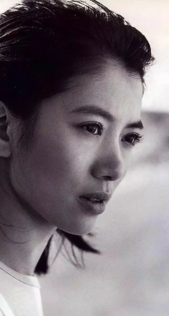 47歲袁詠儀長髮不輸小20歲的吳千語,網友:靚靚不是白叫的,真的美!