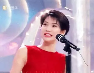 47歲袁詠儀長髮不輸小20歲的吳千語,網友:靚靚不是白叫的,真的美!