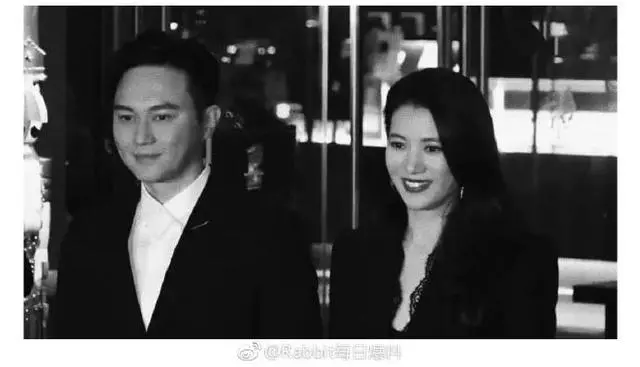 47歲袁詠儀長髮不輸小20歲的吳千語,網友:靚靚不是白叫的,真的美!