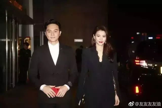47歲袁詠儀長髮不輸小20歲的吳千語,網友:靚靚不是白叫的,真的美!